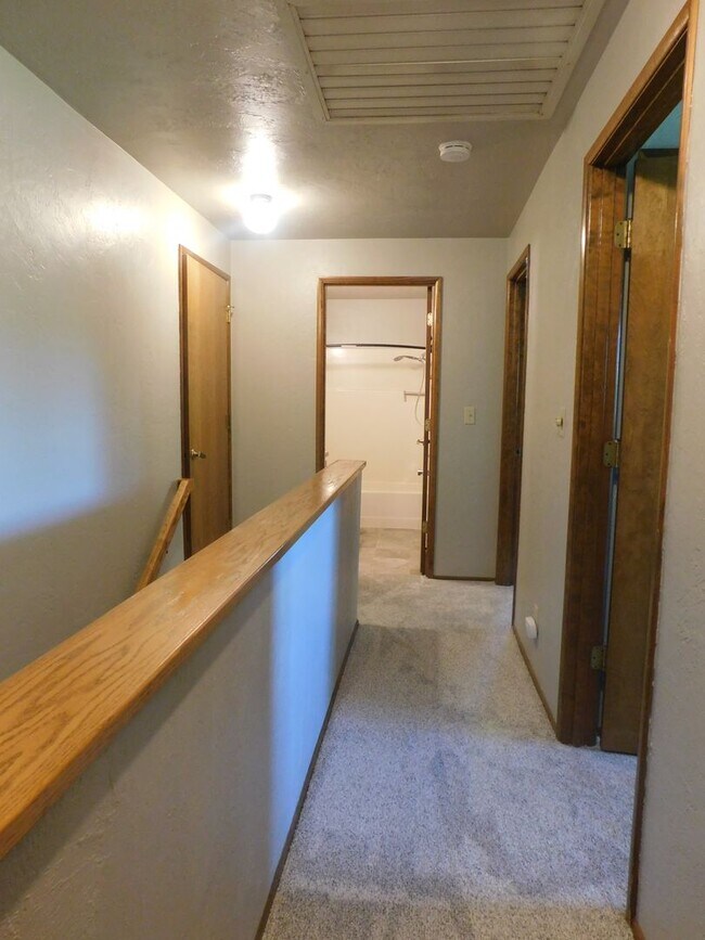 Building Photo - Beautiful 4 Bedroom, 2.5 Bathroom Home in ...