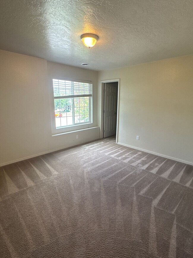 Building Photo - Walking distance to Settlers Park