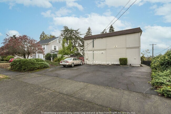 Building Photo - Oregon City Gem! Updated Upper-Level Unit ...