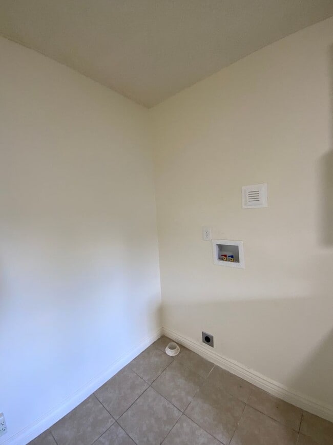 Building Photo - 4523-4525 S 600 E