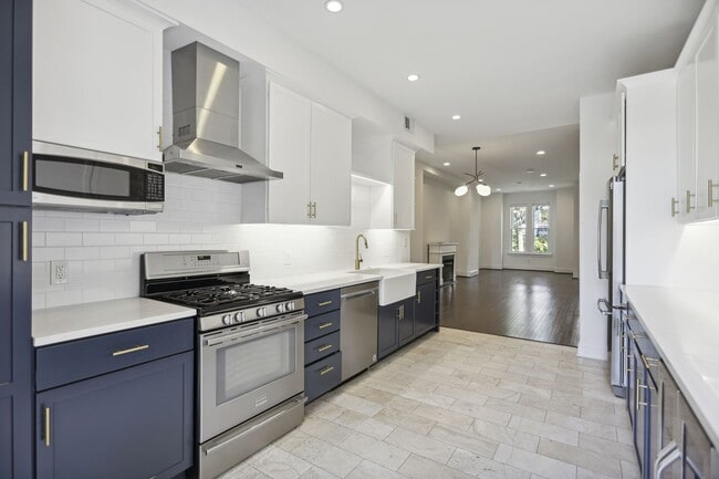 Building Photo - Available Now! // 3 Bedroom 2.5 Bathroom T...