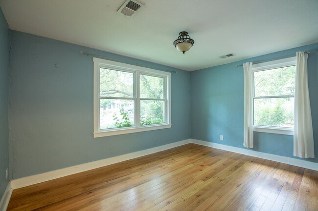 Building Photo - Charming 3 bedroom/2 bathroom Single Family Home!