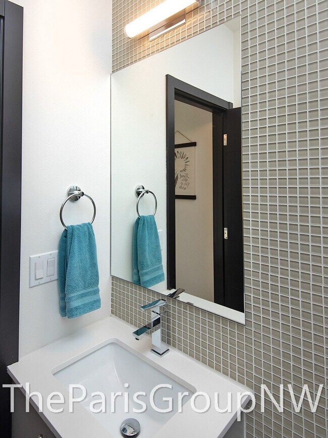 Building Photo - Stunning Mod 3BR+Den, 3.5BA Townhome * XL Roof Deck *A/C ++