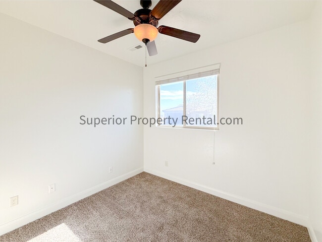 Building Photo - 4 bed, 2.5 bath duple w/2 car garage