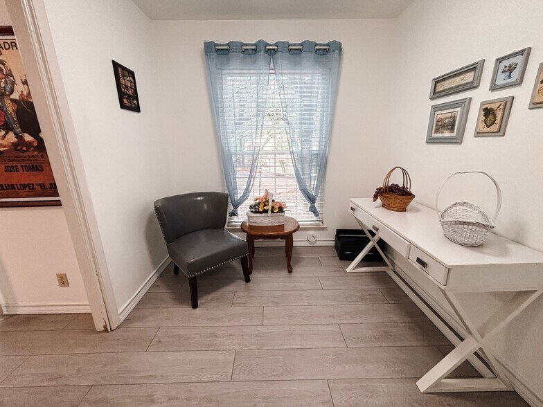 Building Photo - 8702 Village Dr