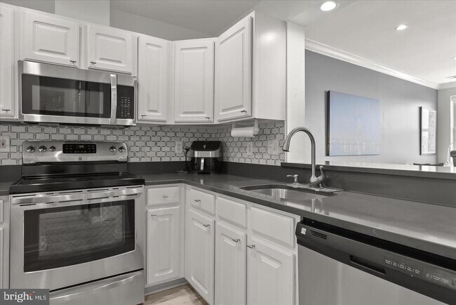 Building Photo - 23 Pierside Dr