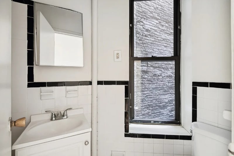 Building Photo - 325 E 89th St