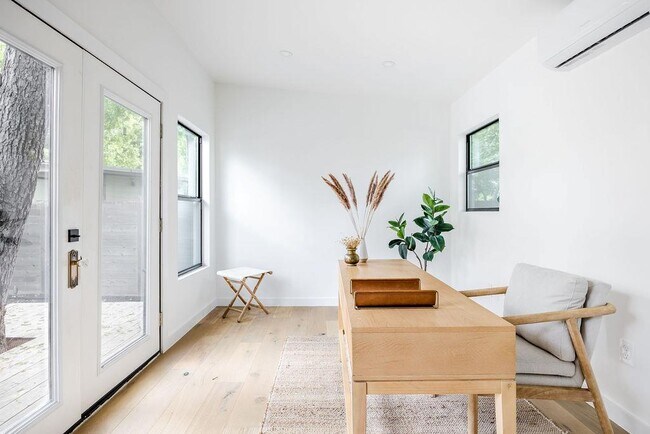 Building Photo - 1811 Justin Ln