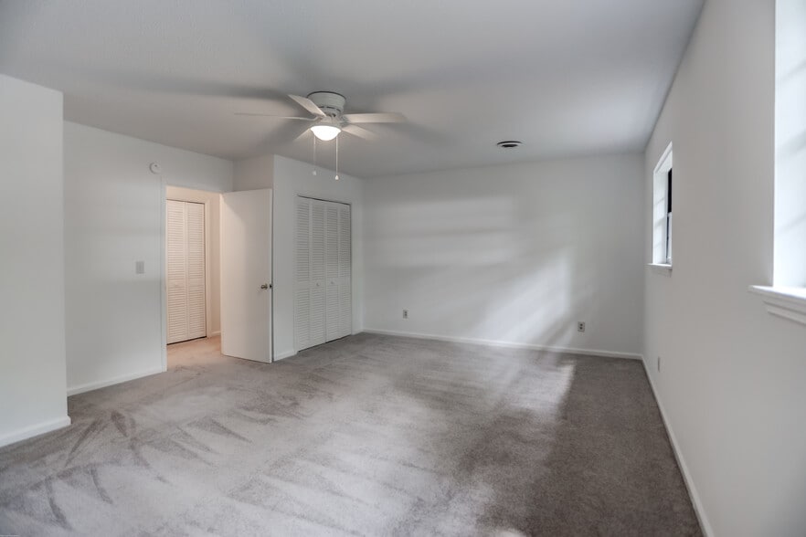 Building Photo - 1618 Poinsettia Rd