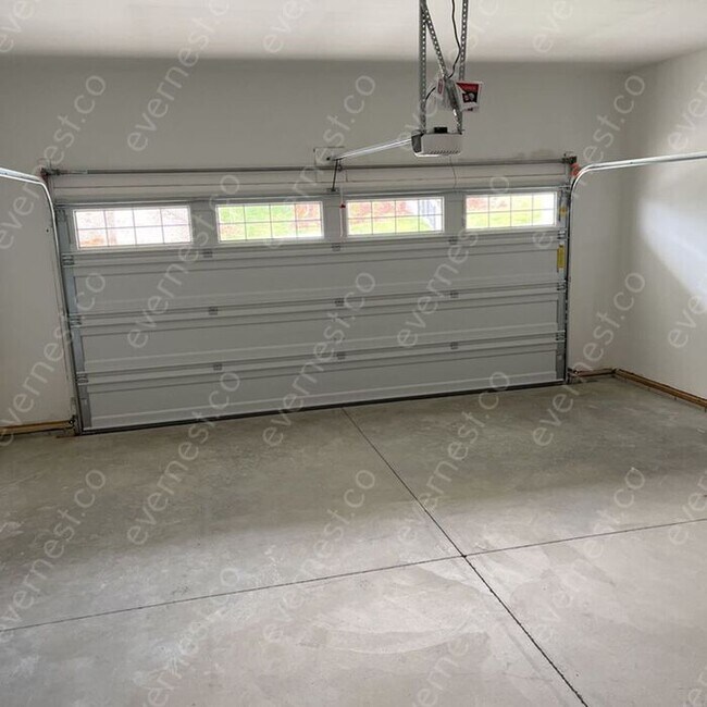 Building Photo - 4-Bedroom, 2.5-Bathroom Home with Modern A...