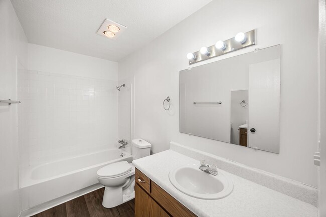 Building Photo - Classic Large One Bedroom