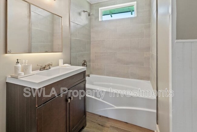 Building Photo - 711 16th St