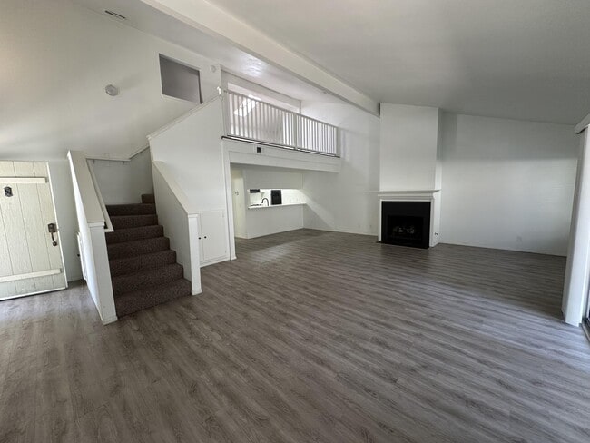 Building Photo - 2077 Village Ln