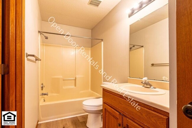 Building Photo - 1418 Lakehurst Dr