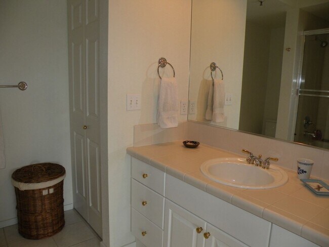 Building Photo - 2 Bed 3 Bath Condo at Galleria in the Hear...