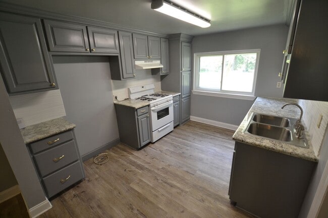 Building Photo - Updated, 3 bedroom, 2 bath home on treed l...
