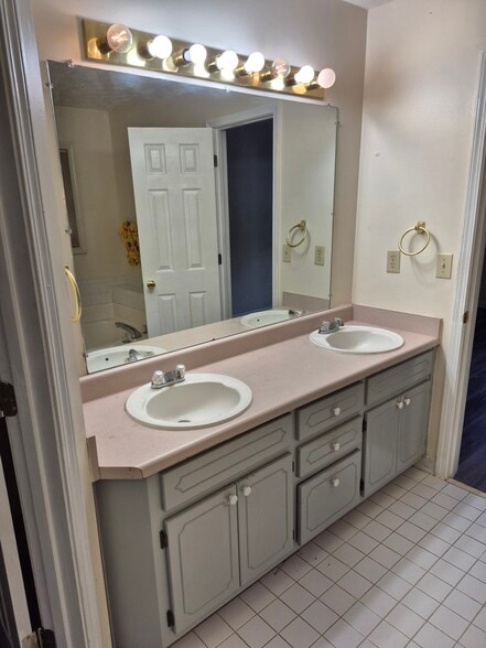 Building Photo - 153 Valleydale Dr