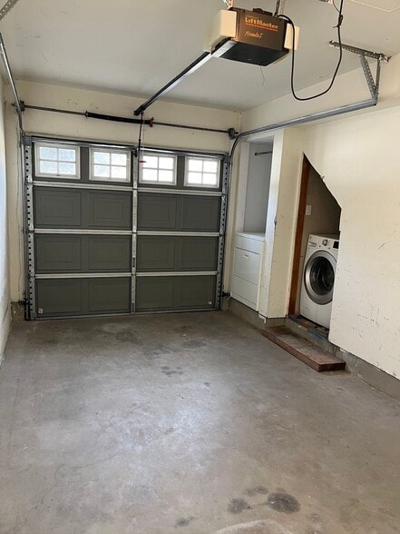 Garage - 1671 E Gate Way