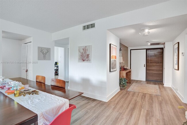 Building Photo - 161 Crandon Blvd