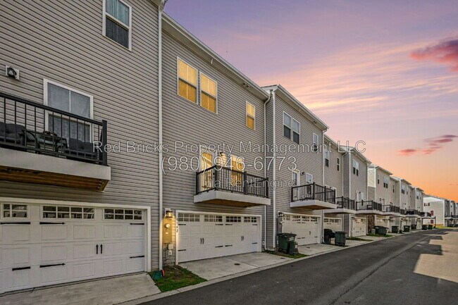 Building Photo - 9342 Mallard Mls Dr