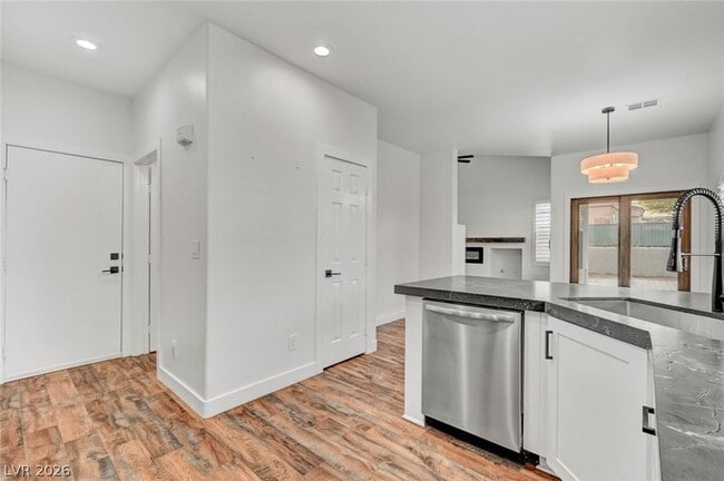 Building Photo - 10544 Allthorn Ave