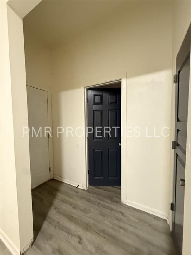 Building Photo - 2 Bedroom/ 1 Bathroom- House