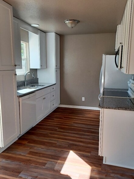 Building Photo - 3200 Rock Point Ct