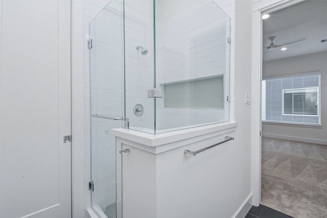 Building Photo - 1123 W 17th St