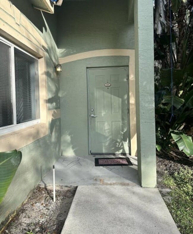 Building Photo - 220 Crestwood Cir