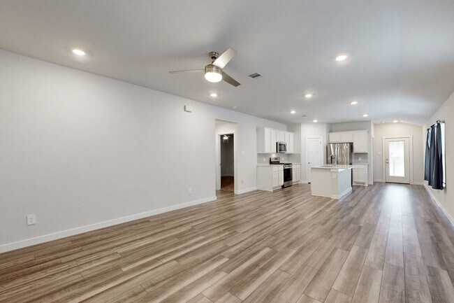 Building Photo - 3 Bedroom, 2 Bath in Midtown Subdivision C...