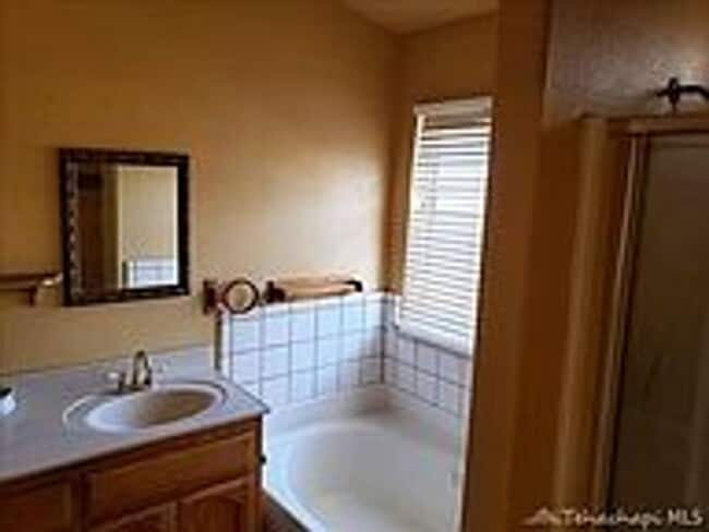 Building Photo - Beautiful 3/2 in Oak Knolls