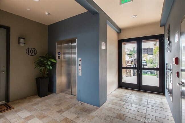 Building Photo - 330 Salem St