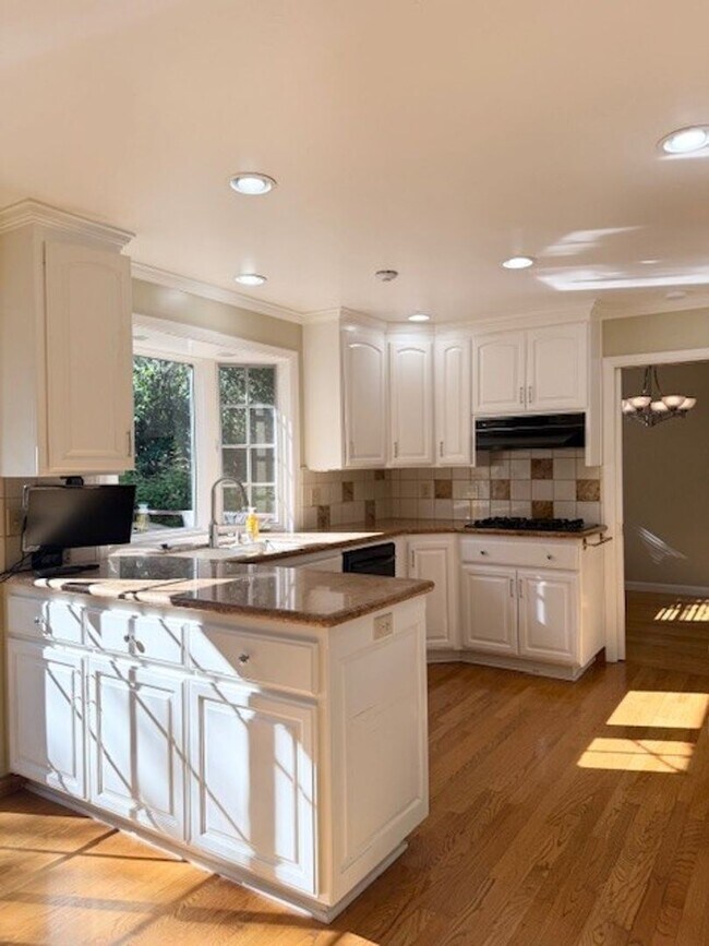Building Photo - Beautiful 4 Bedroom 2.5 Bath Home in Montevideo Community