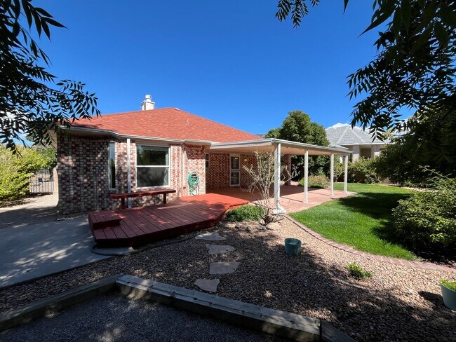 Building Photo - Quaint 3 Bedroom 2 Bathroom Home In Quinte...