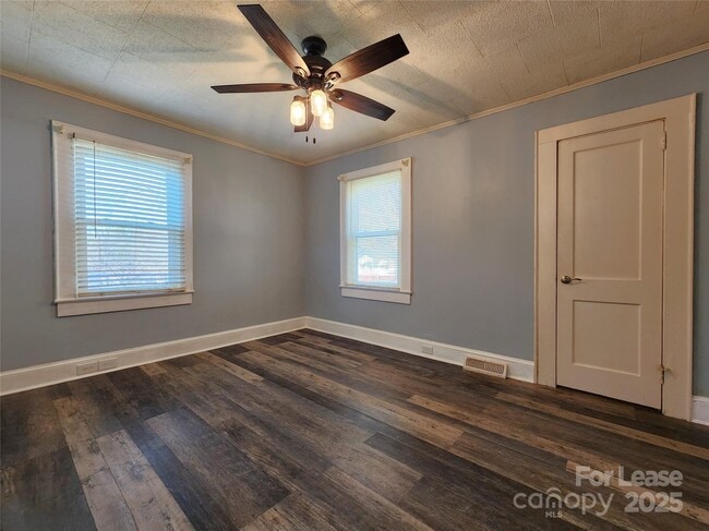 Building Photo - 843 Pebble Ave SW