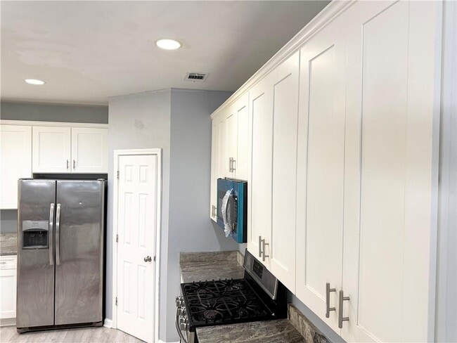 Building Photo - 2443 Walnut Tree Ln