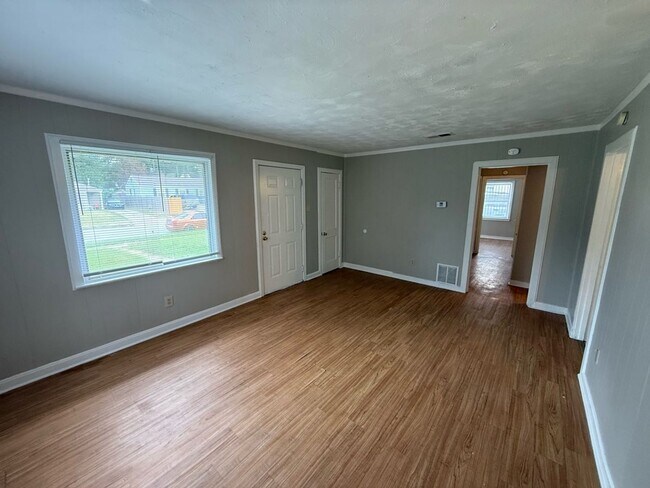 Building Photo - Move-in special! 1/2 off first month's rent!