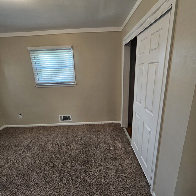 Building Photo - Updated 3 Bedroom w/ Granite, updated cabinets + Stainless Appliances in Kitchen – 1.5 Bath, Semi...