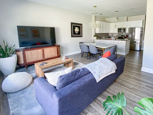 Building Photo - Beautiful Townhome at Manordale - LEASE TA...