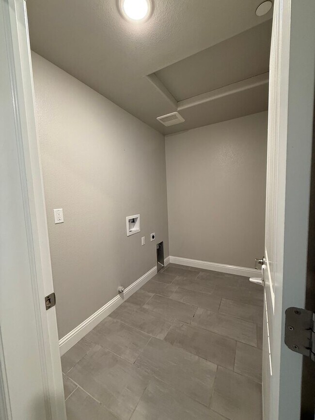 Building Photo - Charming 3-Bedroom Home in Family-Friendly 93727 Neighborhood