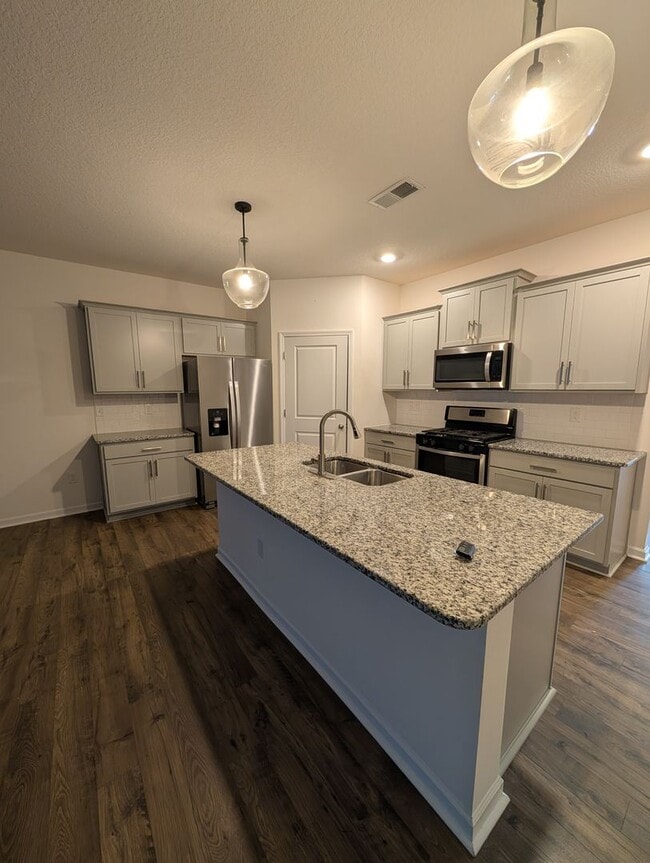 Building Photo - Great Home Available Now