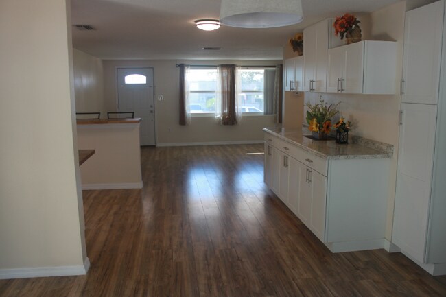 Building Photo - 10702 Laburnum Dr