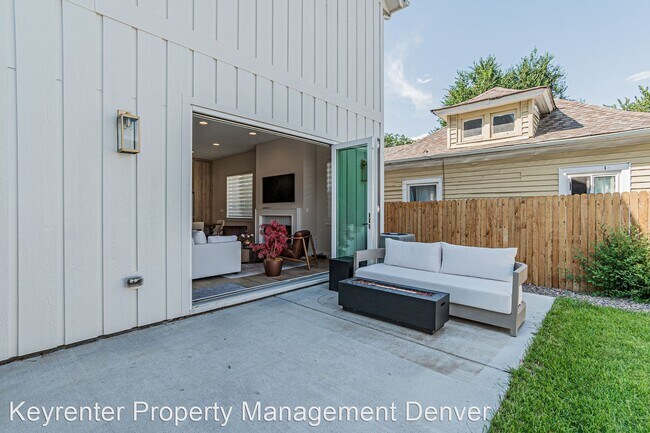 Building Photo - 4 br, 3.5 bath House - 2570 South Cherokee...