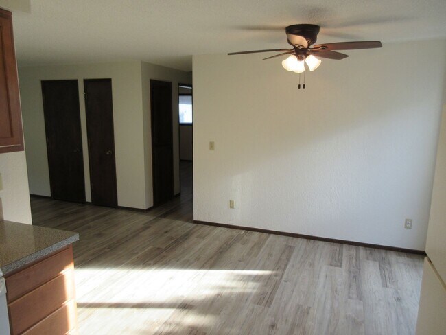 Building Photo - Spacious Two Bedroom Duplex