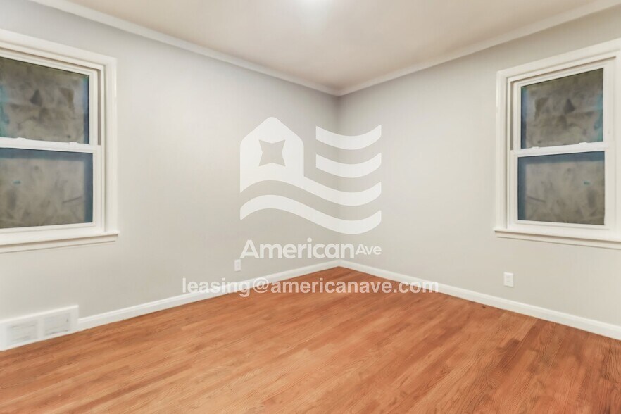 Building Photo - 5065 Lafontaine St