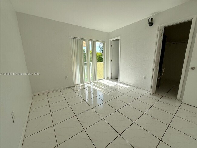 Building Photo - 1255 W 49th Pl