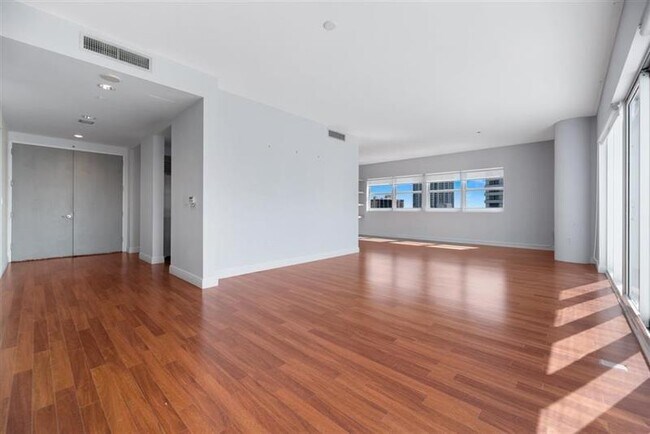 Building Photo - 6103 Aqua Ave