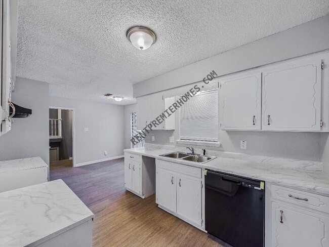 Building Photo - 4913 Foxrun Cir