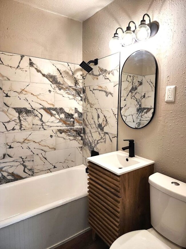 Building Photo - Fantastic 1 Bed 1 Bath Duplex in Shartel Blvd Addn. Close to OCU