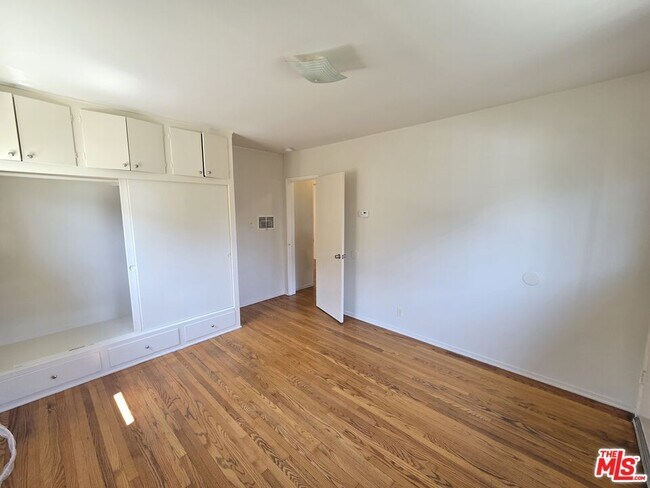 Building Photo - 1532 N Harvard Blvd